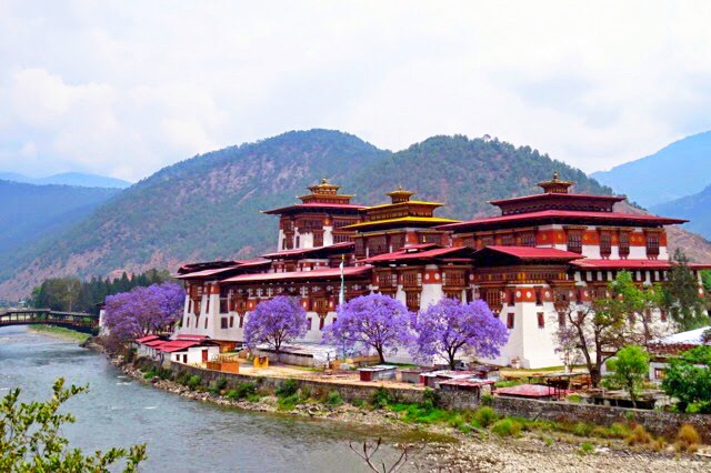Bhutan Dzong scenery 布丹 風水師父玳瑚師父 Singapore Feng Shui Master Dai Hu Review 